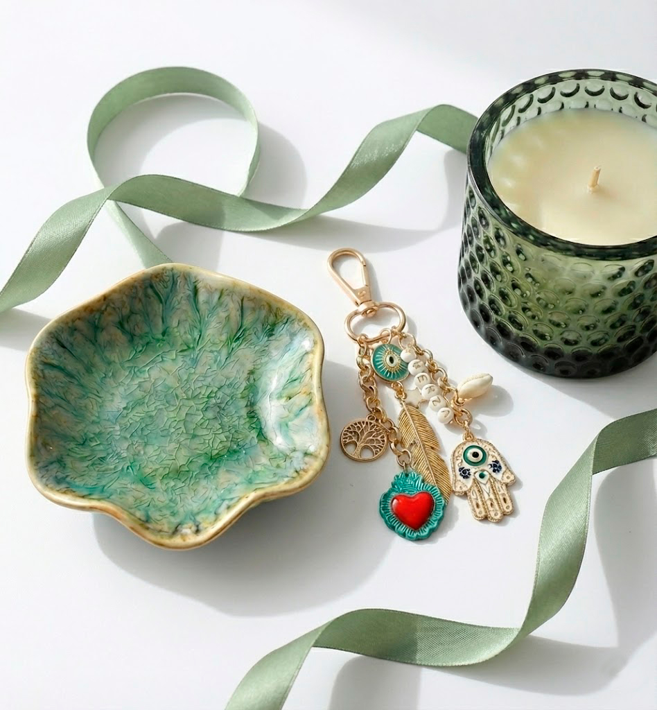 Kit com vela, incensário decorativo e chaveiro amuleto em embalagem premium