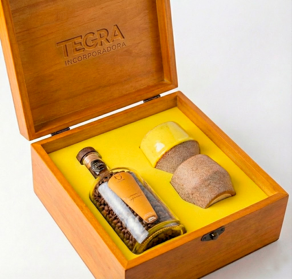 Kit café com garrafa, grãos e peças em cerâmica em caixa de madeira