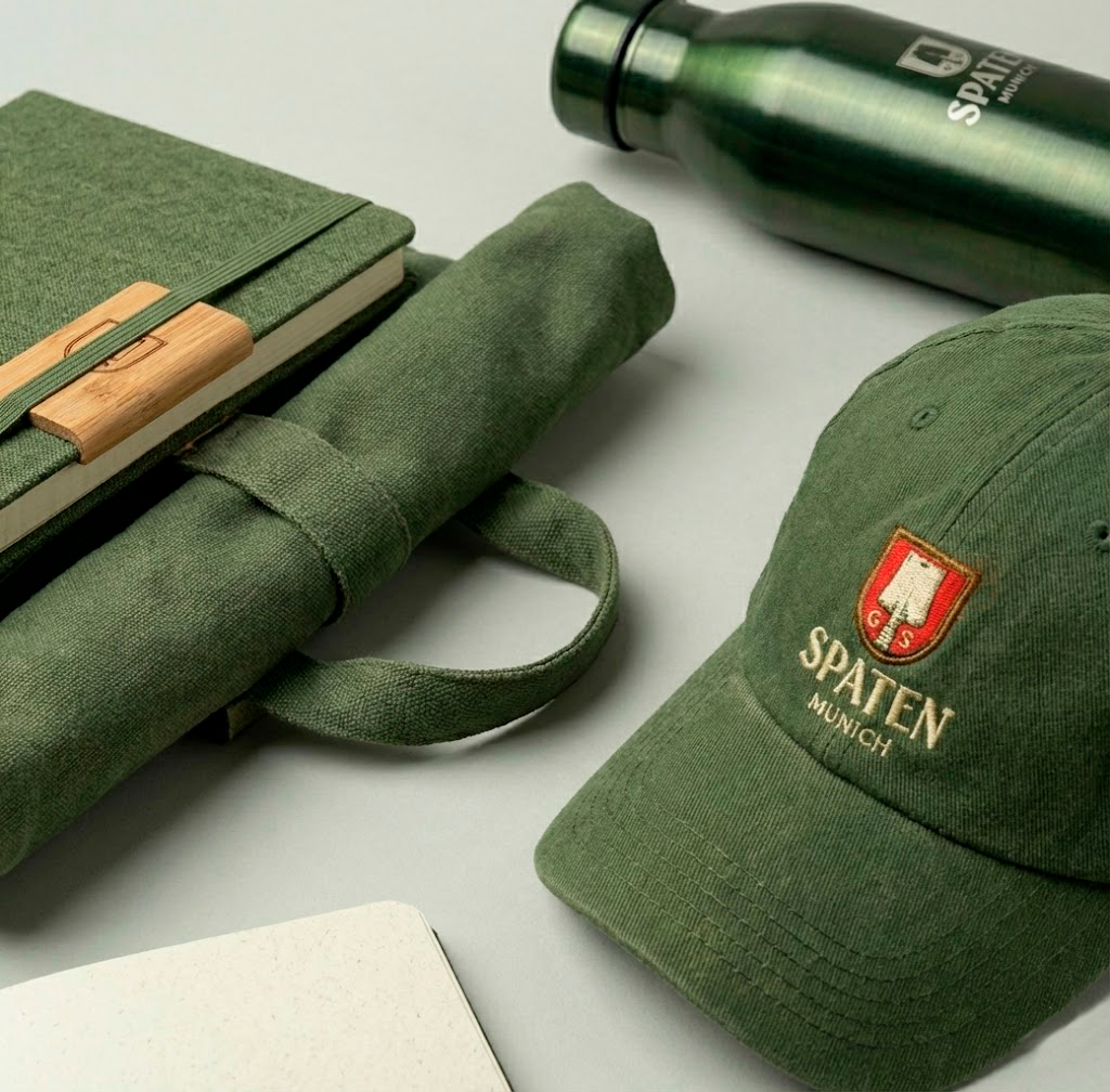 Kit onboarding com mochila, garrafa, boné e caderno personalizado